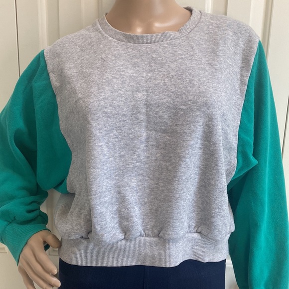 Joy Lab Womens L Crop Top Sweatshirt. Grey and Green sleeves. Soft and cozy. - Picture 4 of 12